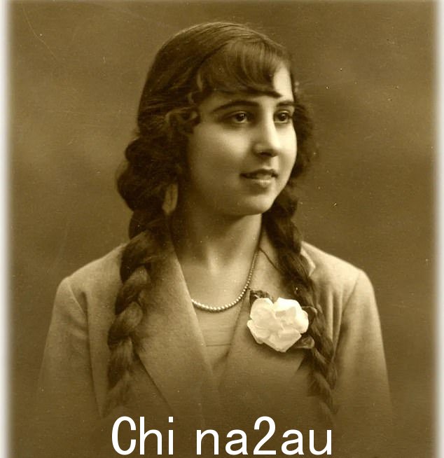 莫雷拉女士于 1907 年出生于旧金山,当时该市正遭受第二波黑死病,但家人决定于 1915 年返回西班牙。莫雷拉女士 1925 年的照片,当时她年仅 18 岁