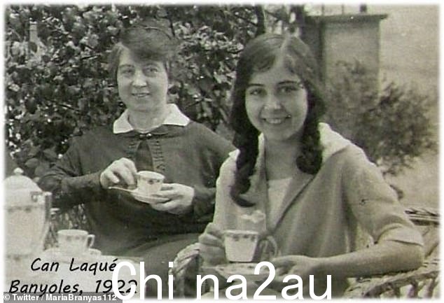 1922 年与她母亲合影,当时她 15 岁