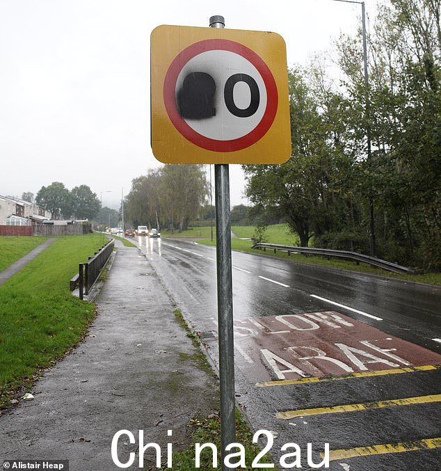 20英里每小时的道路标志被污损于去年 10 月,南威尔士州 Cwmbran