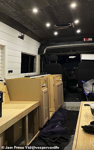 Brittany 和 Taylor 以 25,000 美元购买了 2014 年款 Ram Promaster 3500 - 但额外的供应使成本大幅上涨,总价达到 45,000 美元