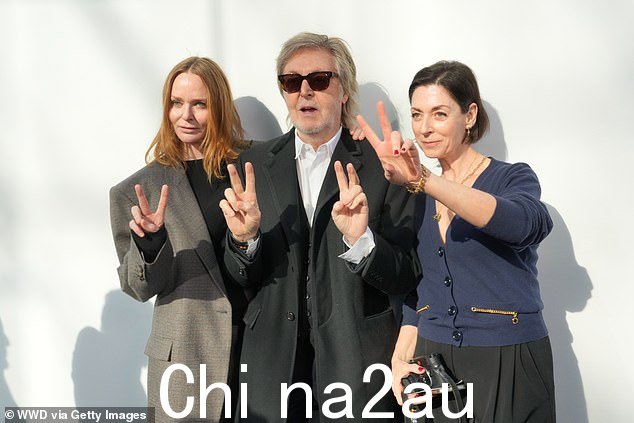 在一个镜头中,他举起了双和平手势,并让他的女儿们也加入进来,三人一起摆姿势