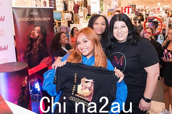 Lamarre-Condon 可以在 Jessica Mauboy 于 2 月 12 日在 Westfield Bondi Junction 与粉丝合影的照片背景中看到