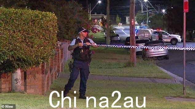警方封锁了街道,对涉嫌肇事逃逸的司机展开追捕