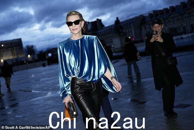 54 岁的凯特·布兰切特 (Cate Blanchett) 在周二参加路易威登巴黎时装周秀时选择不再佩戴结婚戒指