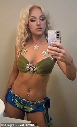 这位社交媒体明星还通过 TikTok 等应用程序上以布兰妮为主题的内容赚钱