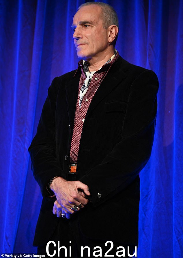 丹尼尔·戴-刘易斯 (Daniel Day-Lewis),66 岁,七年前离开电影业,目前没有复出的计划;1 月份在国家评论委员会颁奖典礼上合影