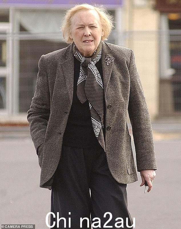 他的 150 万英镑几乎全部留给了结婚 61 年的妻子 Anne Gambon 女士,如图所示