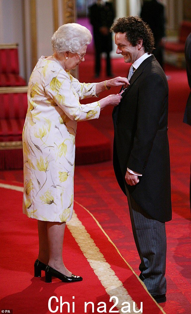 Sheen 在 2009 年从女王那里收到 OBE 八年后归还