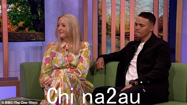 与 Lauren Laverne 和 Jermaine Jenas(如图)聊天,Vicky 表示体育评论员“非常谦虚”,将她描述为“武器”” class=