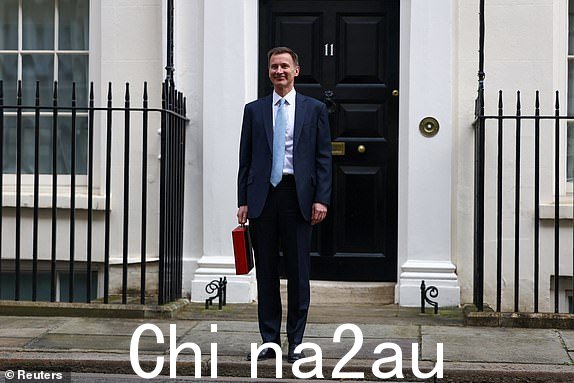 2024 年 3 月 6 日，英国财政大臣杰里米·亨特在英国伦敦唐宁街的办公室外与红色预算箱合影。REUTERS/Hannah McKay