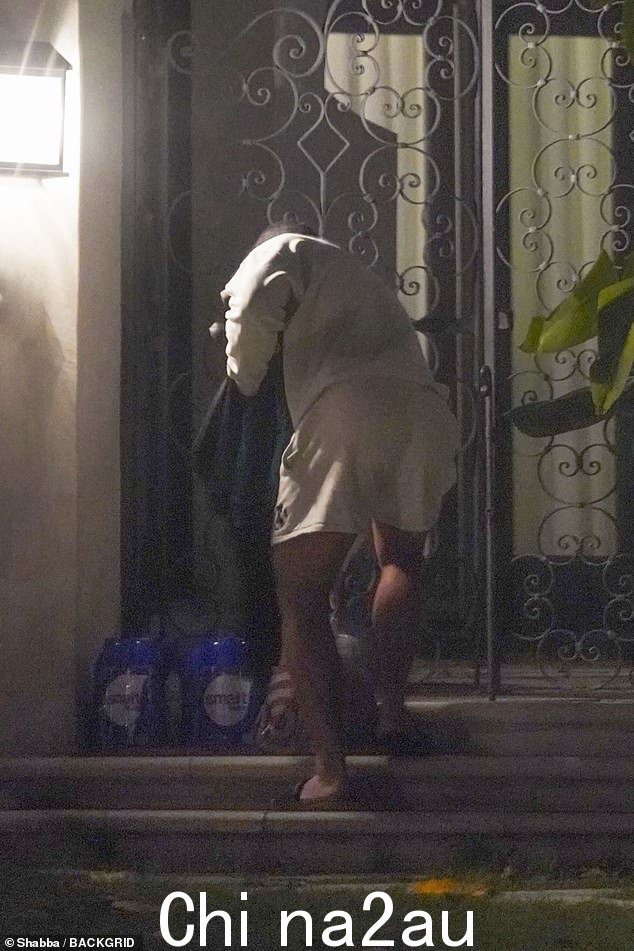 还有一次,有人看到他在晚上穿着一条白色短裤和配套的毛衣
