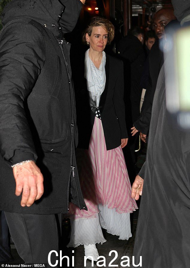 莎拉·保尔森 (Sarah Paulson) 穿着引人注目的蝴蝶领口条纹超长连衣裙,展现时尚身材