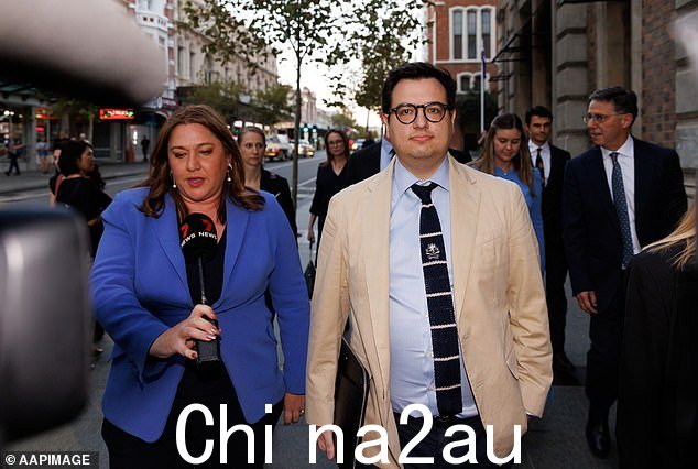 希金斯女士的未婚夫 David Sharaz 穿着价值 200 美元的 Ralph Lauren 真丝针织领带和奶油色西装外套
