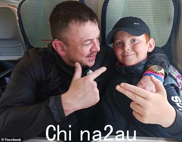 中午 12 点后不久,西北救护车服务中心呼叫兰开夏郡警方赶到现场。男孩被转移到医院,但后来被宣布死亡