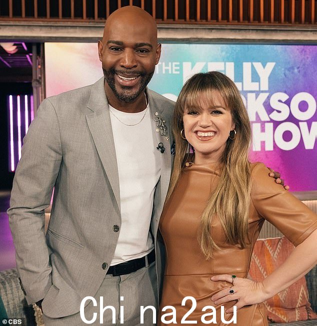 '今天凯莉!我们测试了 @milliebobbybrown 的 #Swiftie 知识,并赶上我们的朋友 @karamo,”Kelly 说