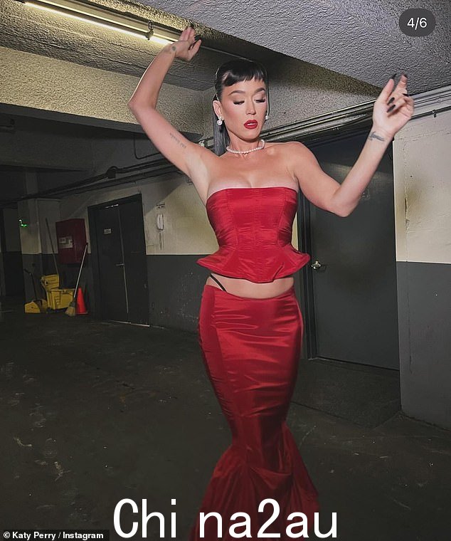 Katy 一定会在由系带细节组成的活泼套装中展示她身材的每一寸,包括她的臀部