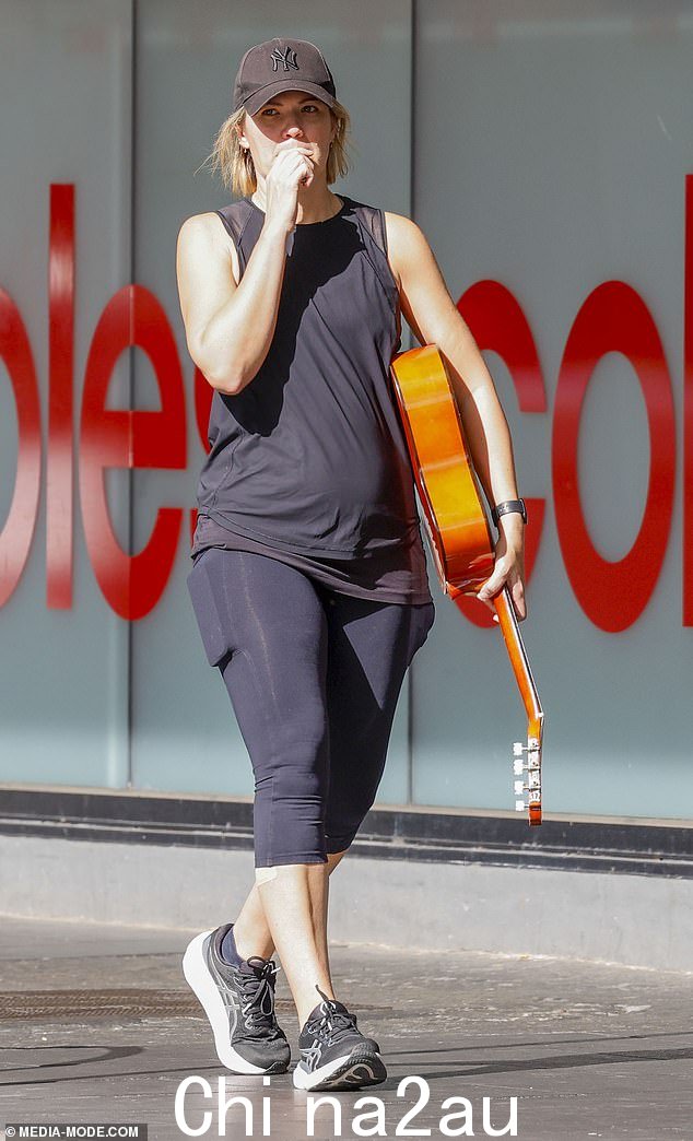 哈里斯那天拥抱了自己的美丽,选择不化妆。莎拉在外出时多次停下来吸吸电子烟