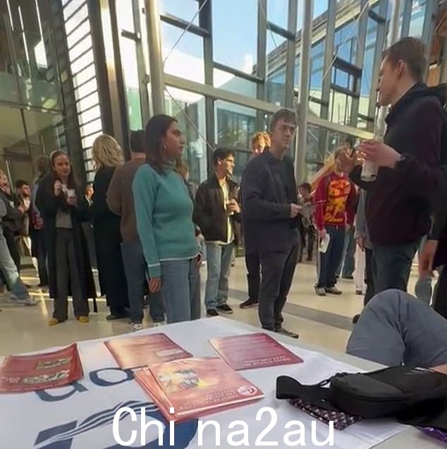 这个被学生包围的摊位是为了提高人们对反犹太主义的认识并帮助人们理解其定义而设立的