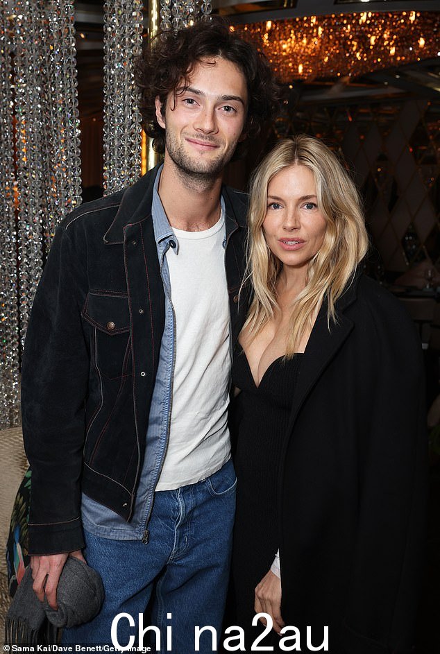 新父母西耶娜·米勒 (Sienna Miller) 和奥利·格林 (Oli Green) 周四在伦敦举行的帕梅拉·安妮·弗兹基金会筹款活动上看起来十分恩爱