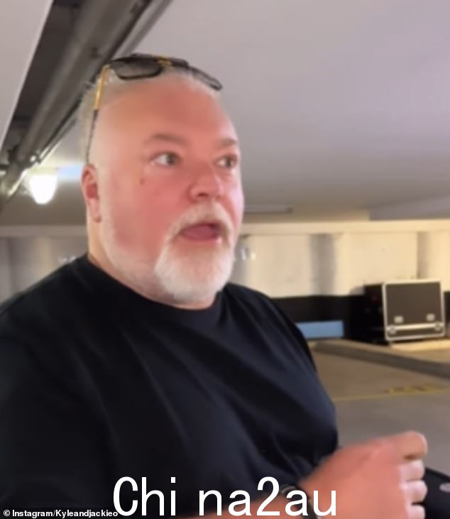 周五广播巨星凯尔·桑迪兰兹 (Kyle Sandilands) 和杰基·奥·亨德森 (Jackie 'O' Henderson) 庆祝了他们的最后一天凯尔和杰基·奥秀 (The Kyle and Jackie O Show) 在他们的北莱德工作室举行,并提供大量免费“赠品”。图为:凯尔·桑迪兰 (Kyle Sandilands) 周五上班。