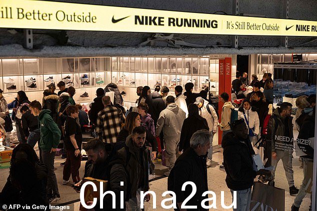 去年“黑色星期五”纽约耐克商店里有购物者,但在接下来的一个月,该公司宣布“重组”计划,削减 20 亿美元的成本