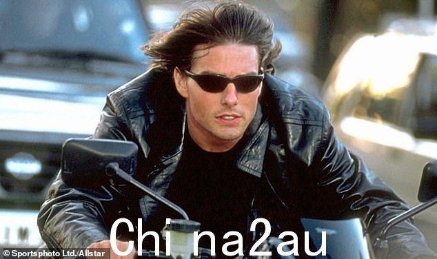 第八部电影的制作最初已停止,以便演员们宣传第一部分,然后罢工开始造成进一步的延误