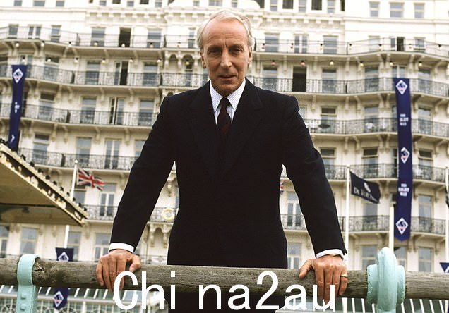 伊恩·理查森 (Ian Richardson) 饰演弗朗西斯·厄克特 (Francis Urquhart),他是下议院首席鞭子,未能晋升,他密谋破坏政府并自立为首相