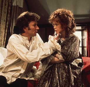 Robin Ellis 扮演康沃尔士兵 Ross Poldark,而 Angharad Rees扮演他火热的厨房女仆 Demelza