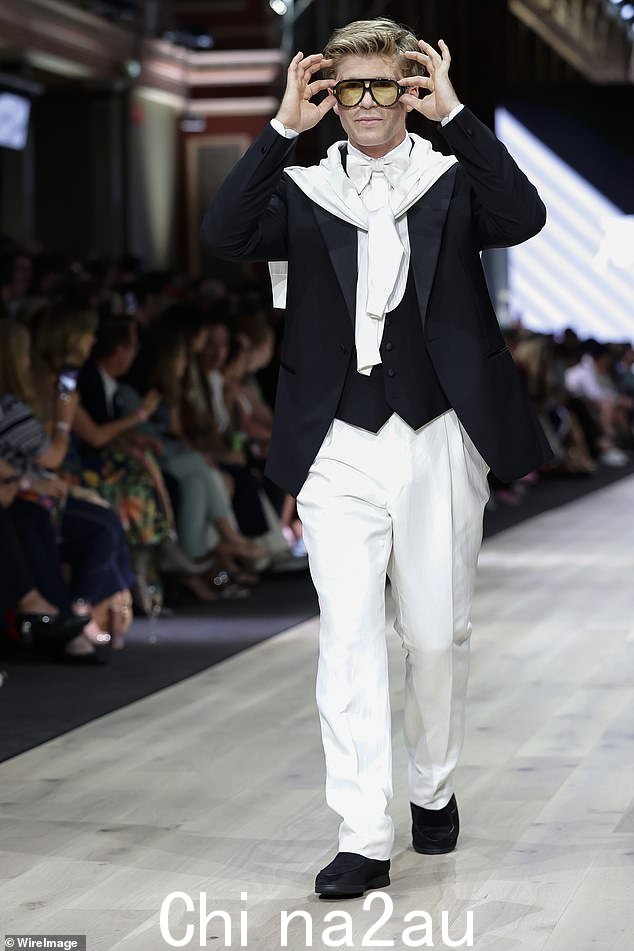 这是在 Robert 身穿设计师 Bagnato、MJ Bale 和 Godwin Charli 的三款造型在皇家展览大楼举行的 Suit Up 时装秀上强势走秀之后发布的