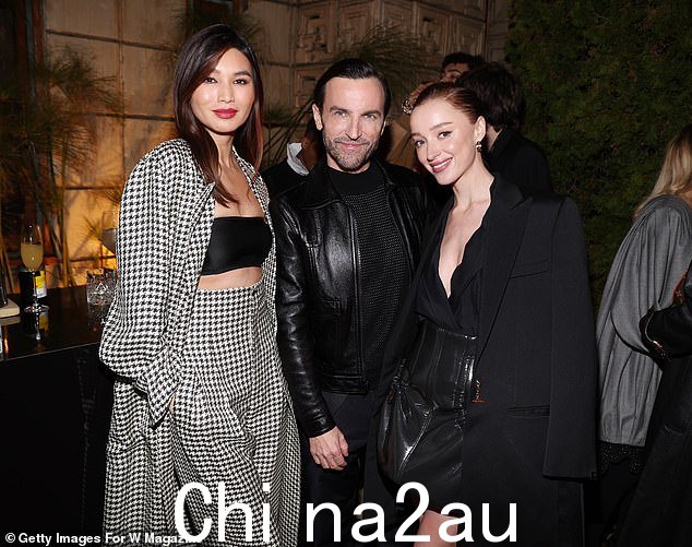 她闪过他当她被发现追赶 Gemma Chan(左)、Nicolas Nicolas Ghesquière(中)和 Louisa Jacobson 时,她绽放出灿烂的笑容