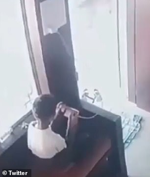12 岁的 Mohit Ahire 在印度马哈拉施特拉邦的一间办公室里休息,这时一只豹子走进来
