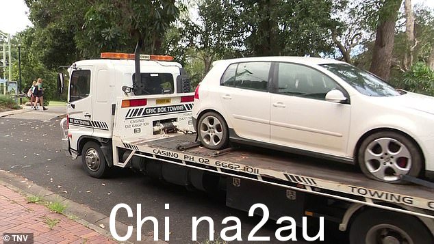 侦探在现场录制了一辆白色大众高尔夫掀背车(如图)