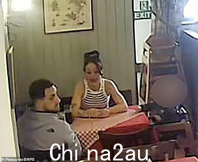 该女子由两名不同的男子陪同,有时还有一个幼儿