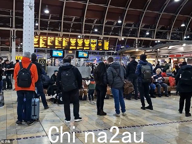 由于 1 月 2 日停电,人们在伦敦帕丁顿的屏幕上观看屏幕