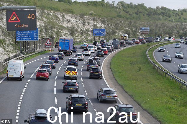 该事件导致 M3 公路上九辆汽车被撞,造成交通堵塞。图为 M3 的库存图片