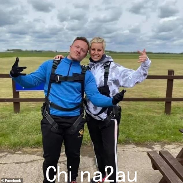 亚当·汤普森(左),39 岁,10 月 10 日被父亲发现死在诺福克郡马尔巴顿的家中