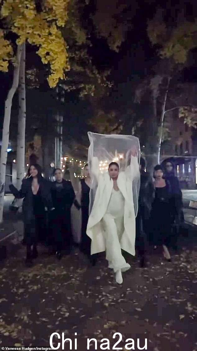 '我出去单身了,我发布了我的视频,所有这些评论都是这样的,“哦天啊。你怀孕了。”我想,这太粗鲁了。对不起,我不是每天都穿紧身裤,我是一个真正的女人,有一个真正的身体,”她说“class =” blkBorder img-share