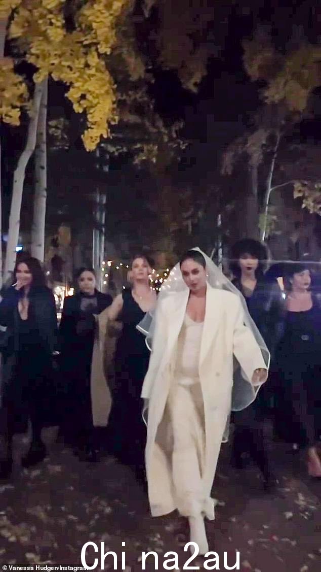 当时,这位女演员正在阿斯彭与朋友们一起度假,准备与 27 岁的现任丈夫科尔·塔克 (Cole Tucker) 举行婚礼,但对她在庆祝活动中分享的视频的评论主要集中在关于她是否怀孕