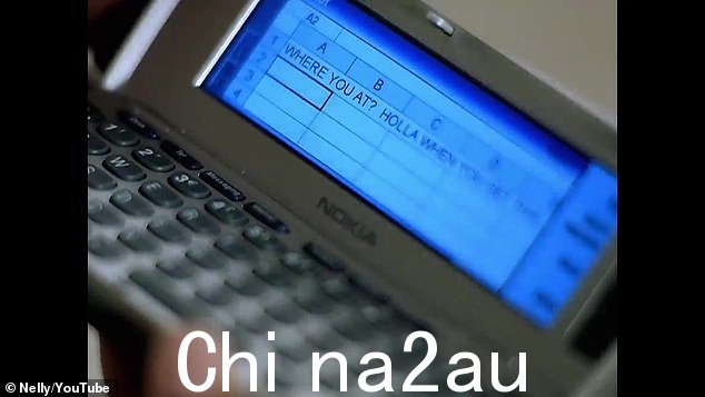 粉丝们开玩笑说,视频中她尝试在 Microsoft Excel 中输入短信,然后想知道为什么她从未收到回复