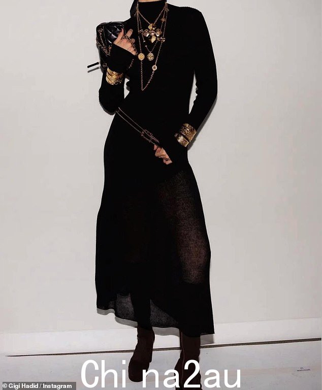 Gigi 的 Chanel 造型很完整,脖子上叠着一叠金项链,手腕上戴着金手镯