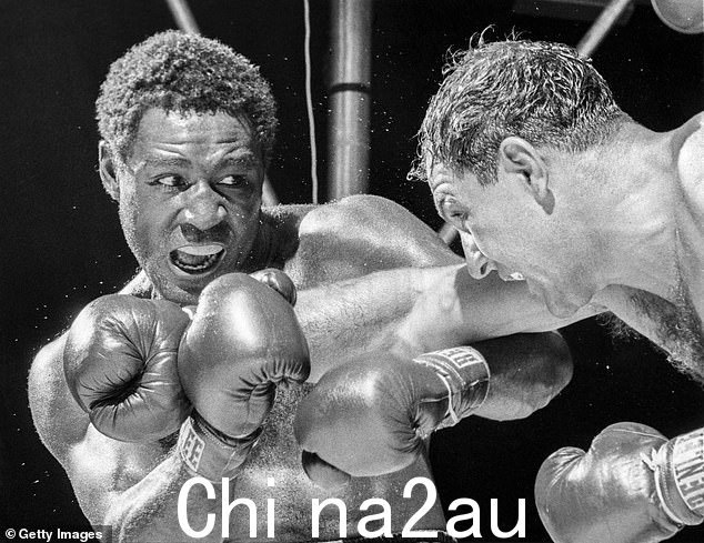 Ezzard Charles 在 1954 年的第五轮比赛中与 Rocky Marciano 发生冲突