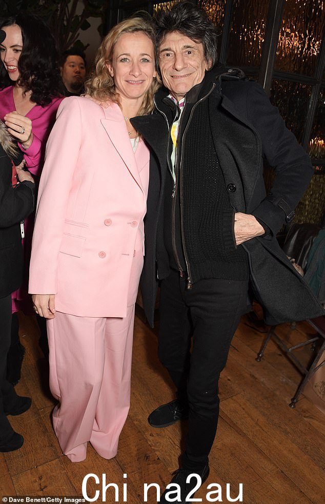 滚石乐队摇滚歌手罗尼·伍德 (Ronnie Wood) 和他前妻乔的女儿参与了这场辩论,并补充说“这是错误的”(利亚和罗尼于 2019 年合影)