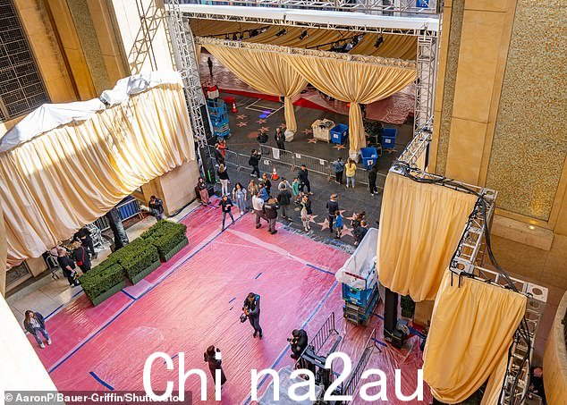 2024 年奥斯卡金像奖的准备工作正在顺利进行,标志性的红地毯已在华丽的颁奖典礼前铺开