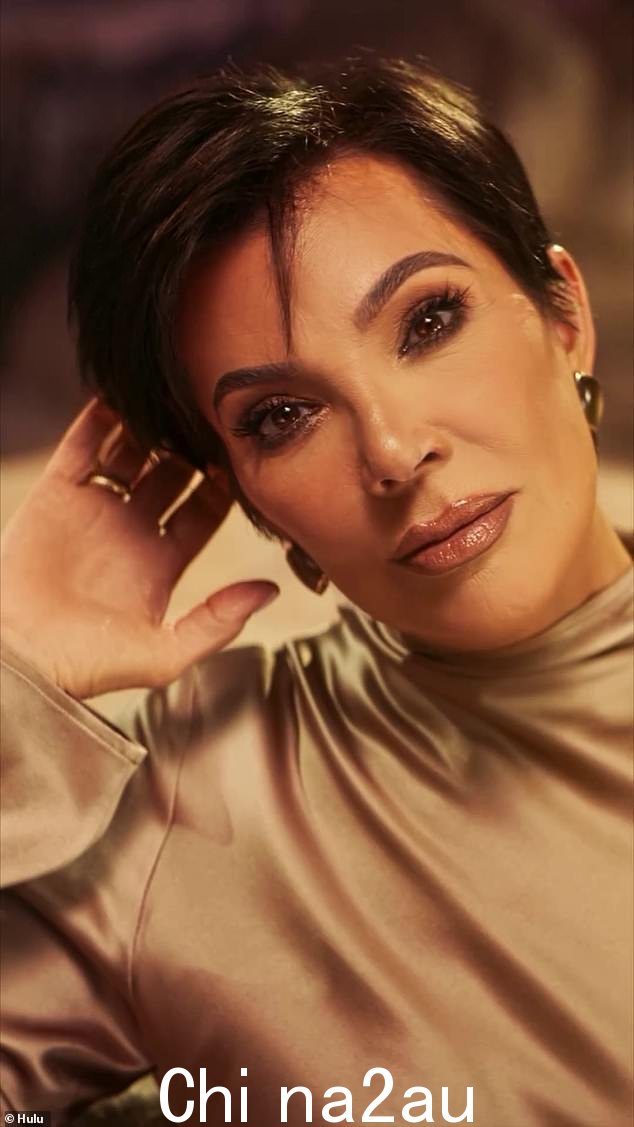 Momager Kris Jenner 也被发现了。她的肖像是在她穿着金色礼服时的特写