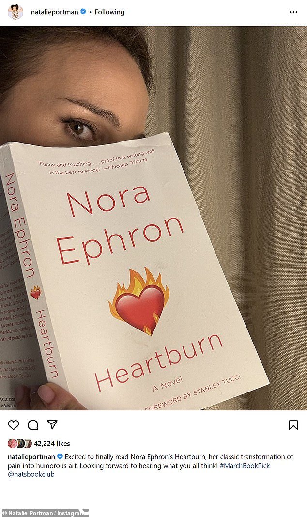 上周末,波特曼宣布了她三月份读书俱乐部的选择:诺拉·艾芙隆 (Nora Ephron) 的自传体小说《胃灼热》(Heartburn),以她与第二任丈夫卡尔·伯恩斯坦 (Carl Bernstein) 的婚姻和离婚为基础,在他的婚外情之后