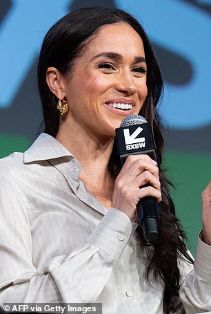 尽管苏塞克斯公爵夫人在整个小组讨论中谈到了一些非常严肃的话题 - 包括社交媒体对孩子的危险 - 但她在大部分聊天中都显得很乐观