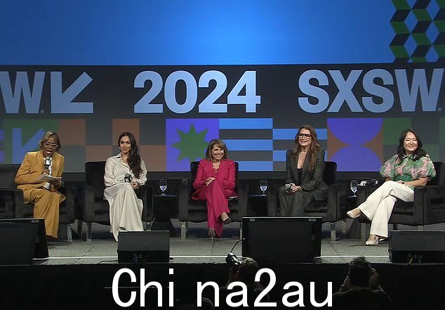 这位两个孩子的母亲还加入了女演员波姬·小丝 (Brooke Shields)、电视主持人凯蒂·库里克 (Katie Couric) 和包容性顾问 Nancy Wang Yuen 的小组