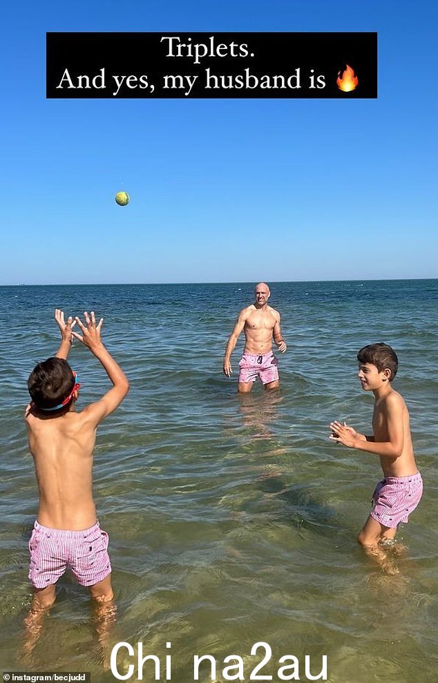 Bec 还发布了一张她丈夫克里斯·贾德 (Chris Judd) 和两个男孩在浅滩打球的照片