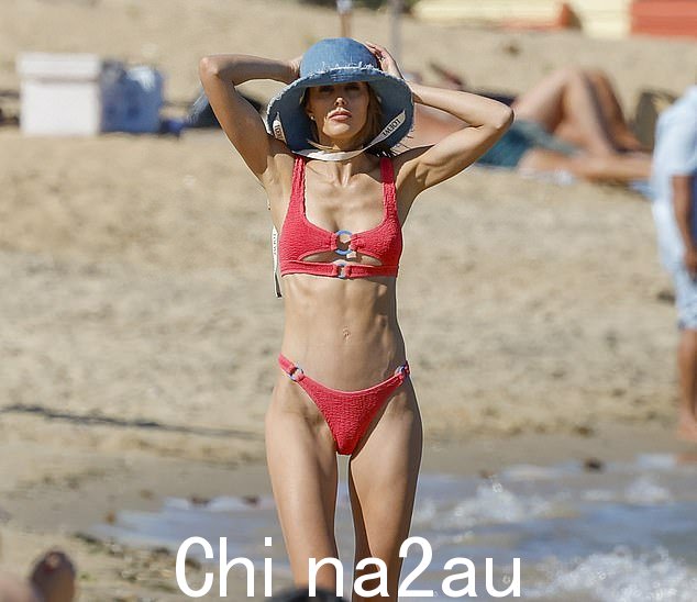 Bec 与她的前足球冠军丈夫有四个孩子,其中包括 8 岁的双胞胎汤姆和达西、10 岁的女儿比莉和 12 岁的奥斯卡