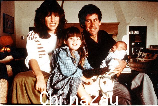 Paul Michael Glaser 与妻子 Elizabeth、女儿 Arial 和儿子 Jake 在悲剧发生前